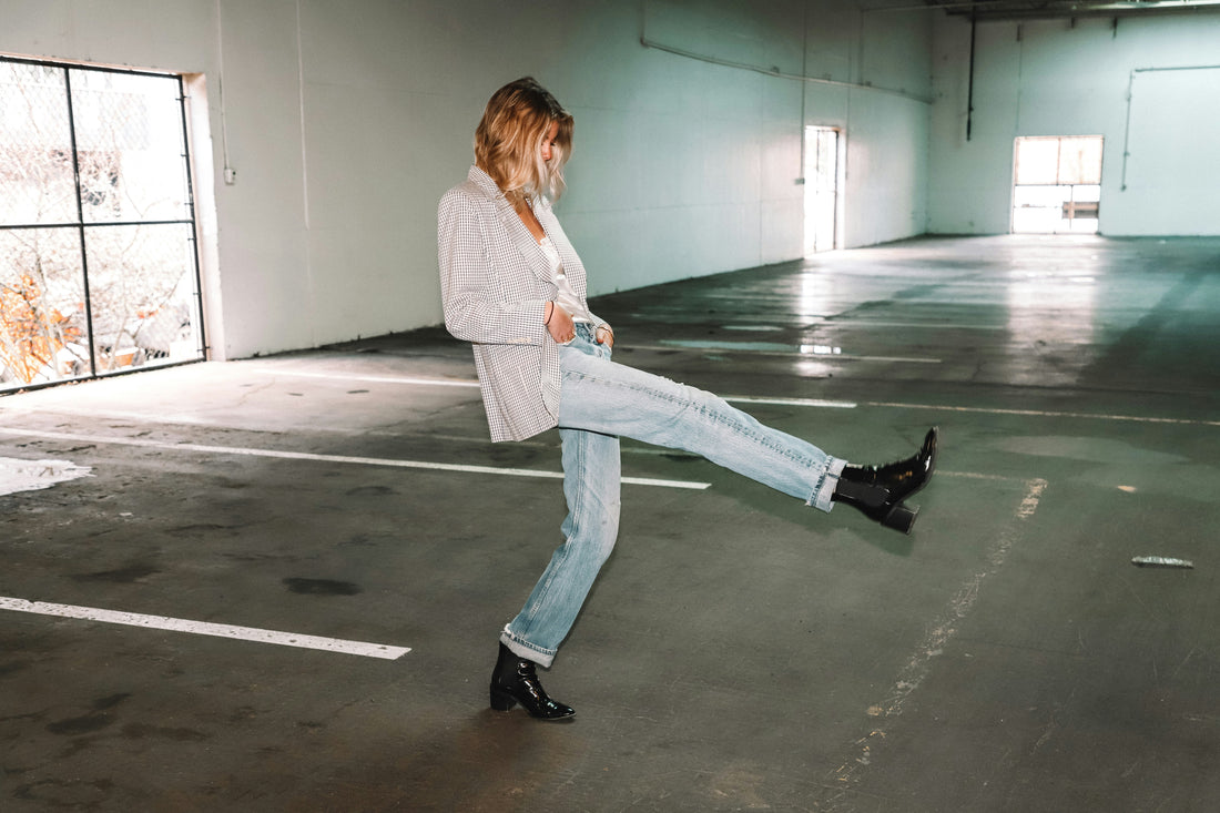 Smart-Casual Chic: How to Style Vintage Jeans for Any Occasion