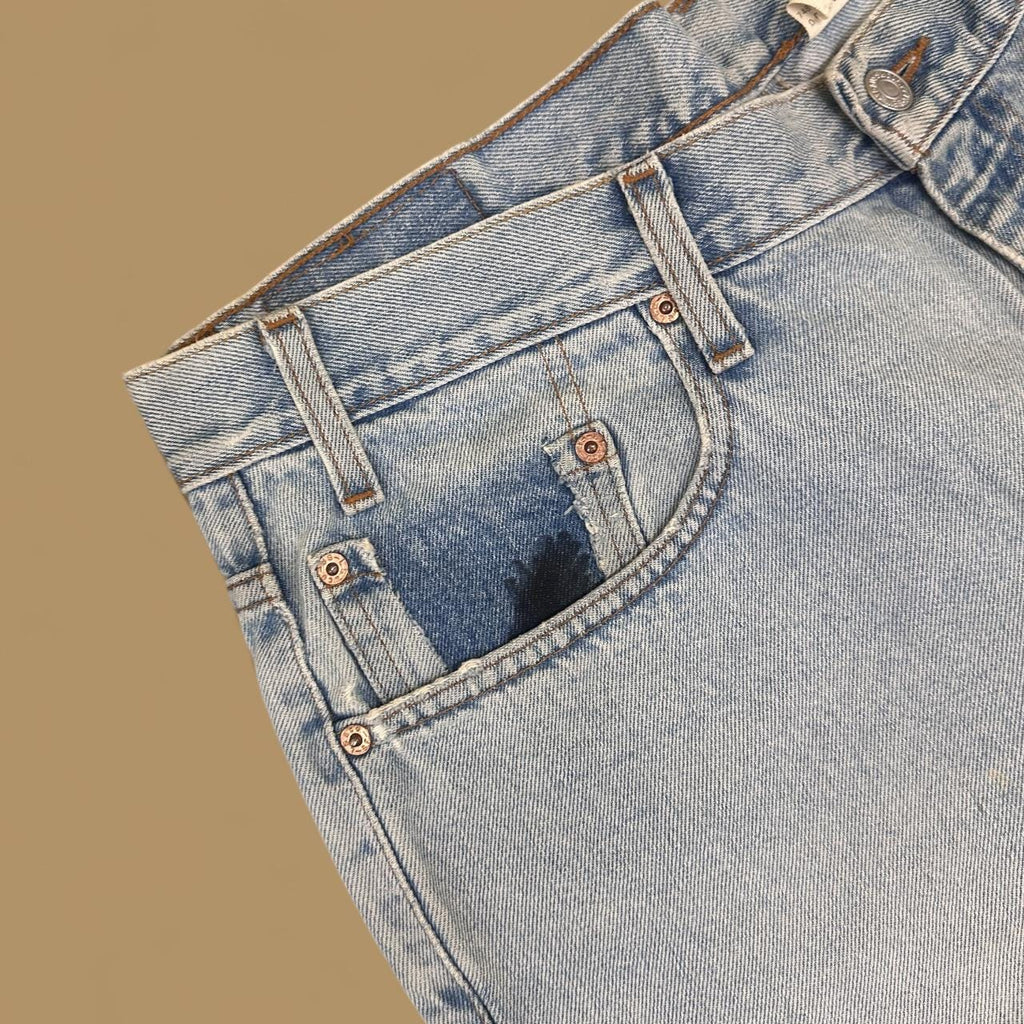 Vintage Levi&#39;s 550 Relaxed Straight Leg Jeans Light Blue W38 L32