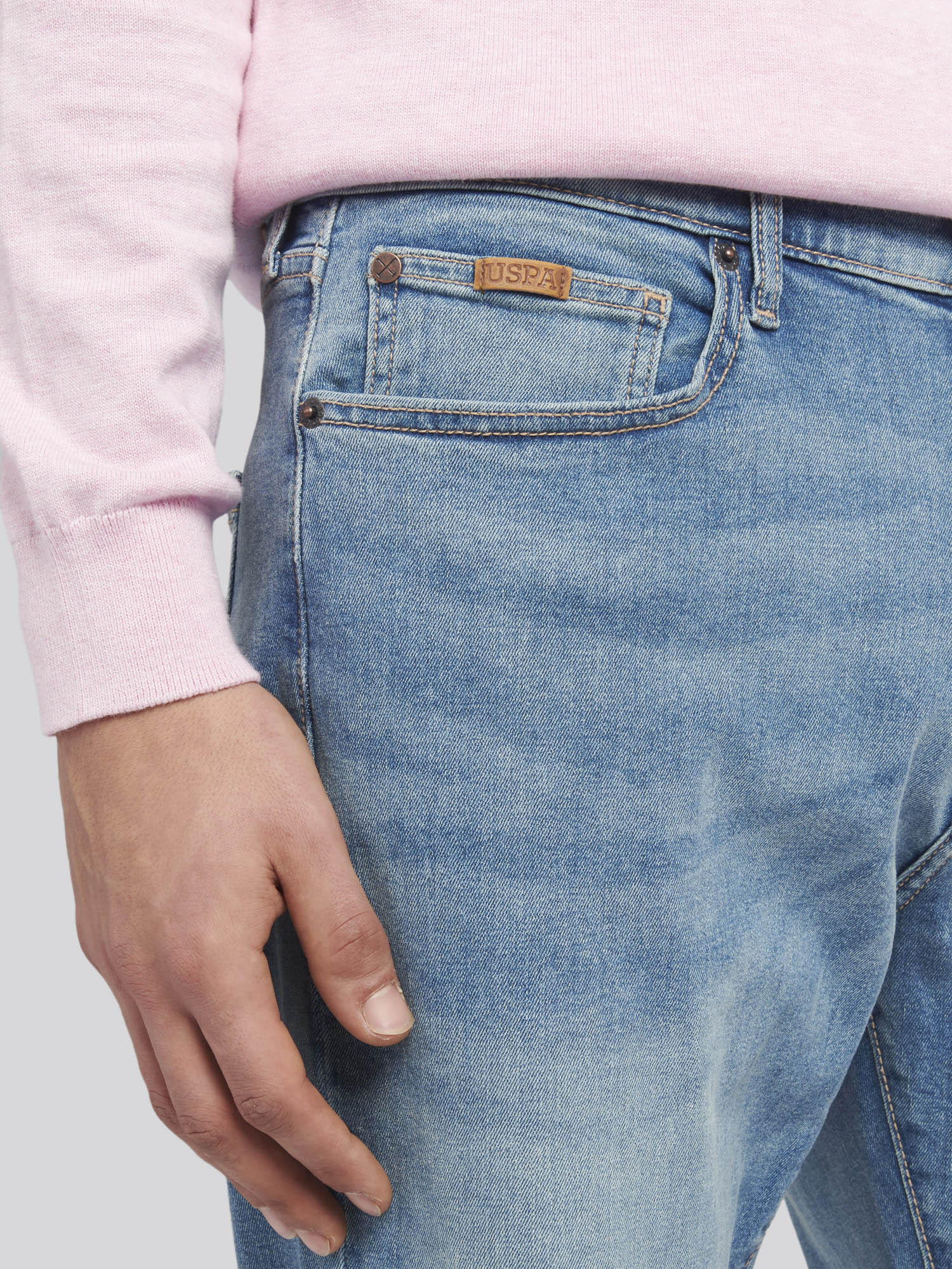 Mens 5 Pocket Regular Fit Denim Jeans in Mid Wash