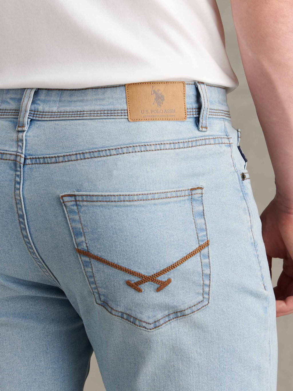 Mens Classic Fit Jean Mid Wash