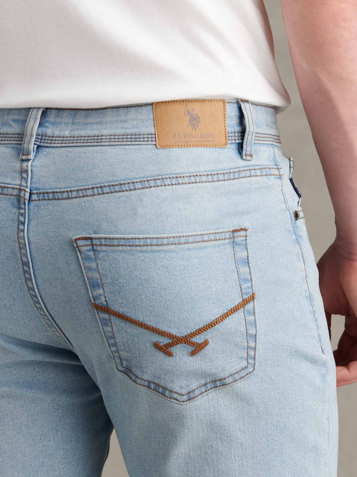 Mens Classic Fit Jean Mid Wash